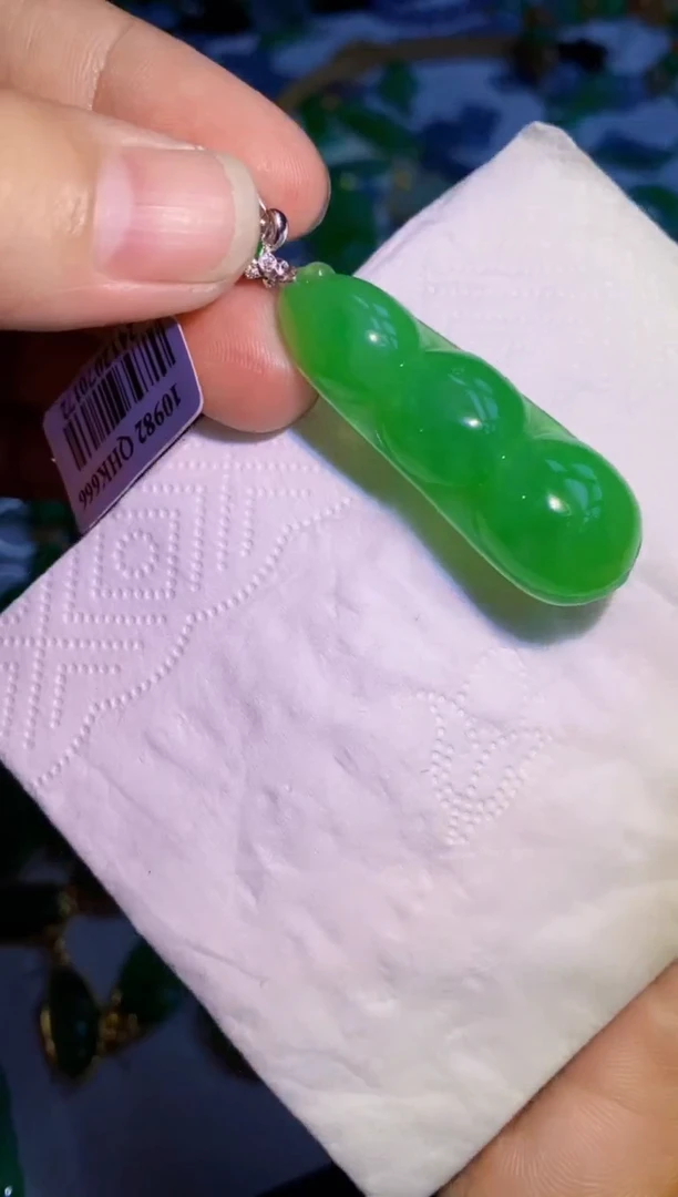 翡翠18K金镶嵌颈饰豆