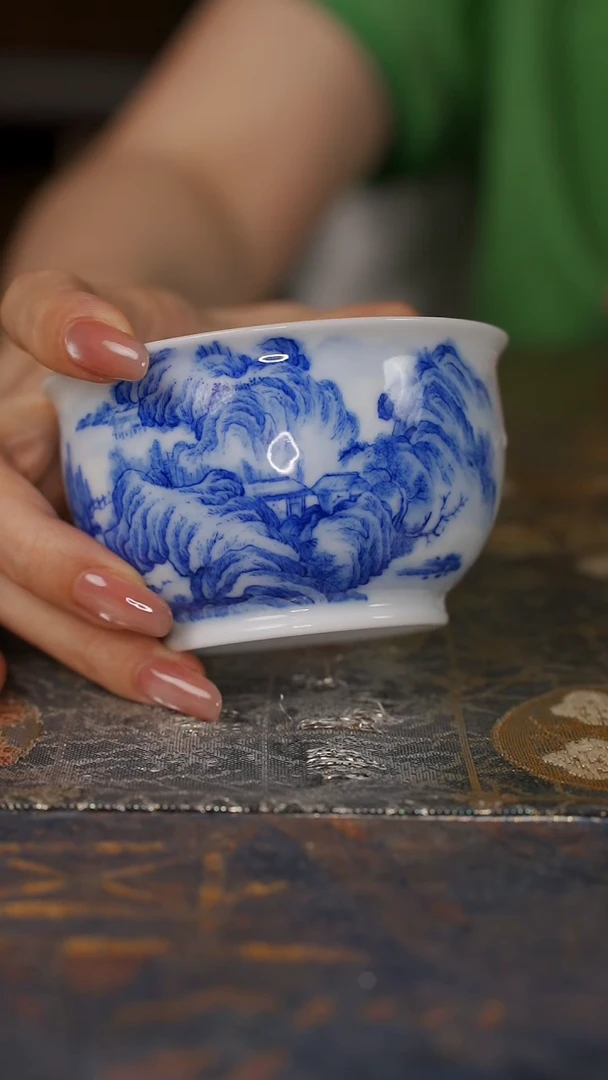 铭墨青花山水炉式杯