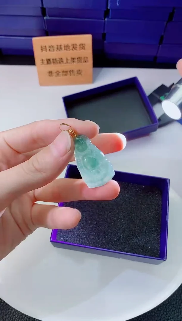 翡翠未镶嵌颈饰   `