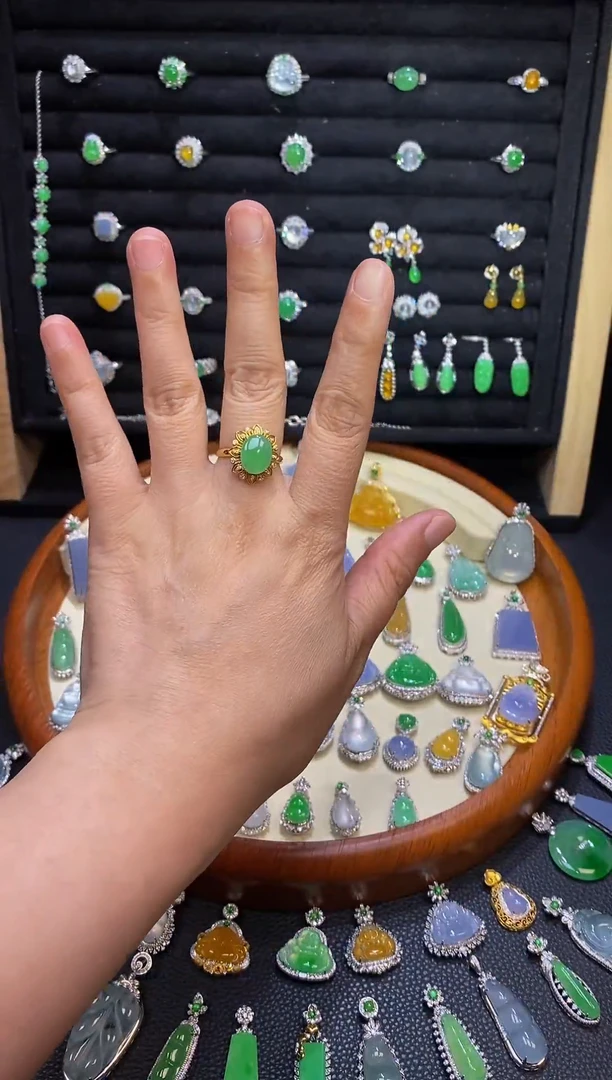 翡翠戒指18K金镶嵌冰种果绿蛋面戒指