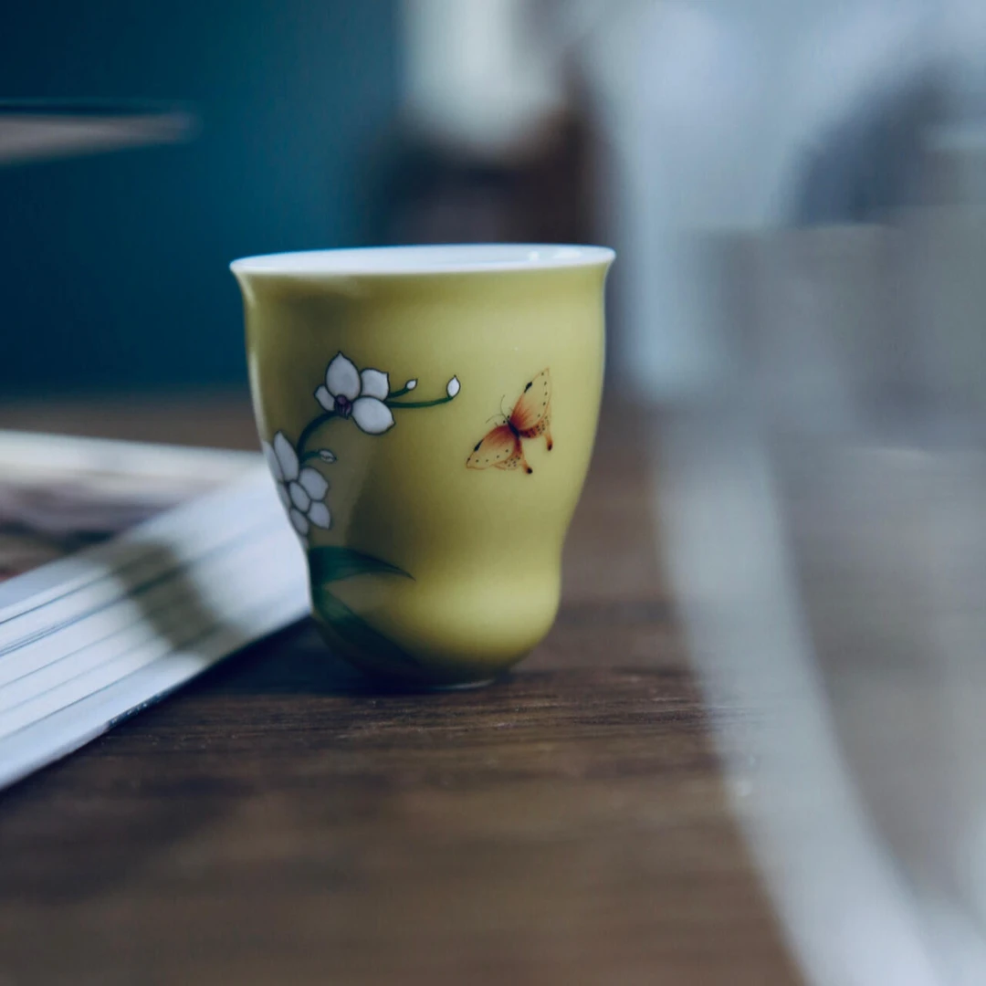 三秋月清香引蝶舞花蝶茶杯景德镇手工手绘黄釉花卉蝴蝶葫芦主人杯