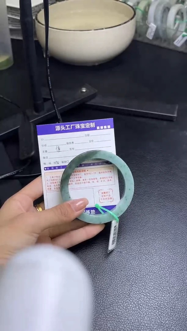 未镶嵌手镯定制翡翠马*霞定制产品不退不换