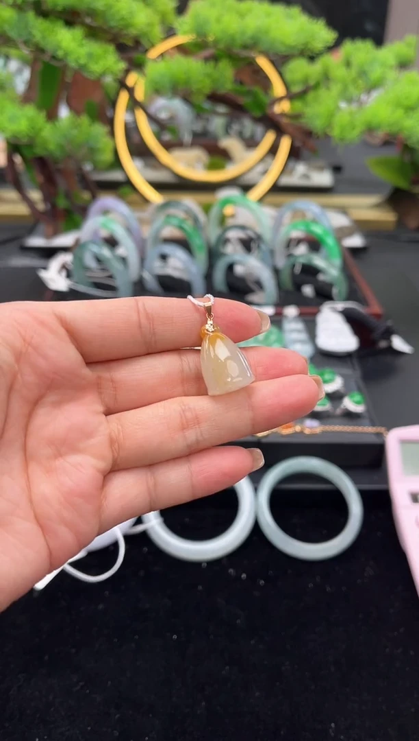 颈饰18K金镶嵌翡翠吊坠