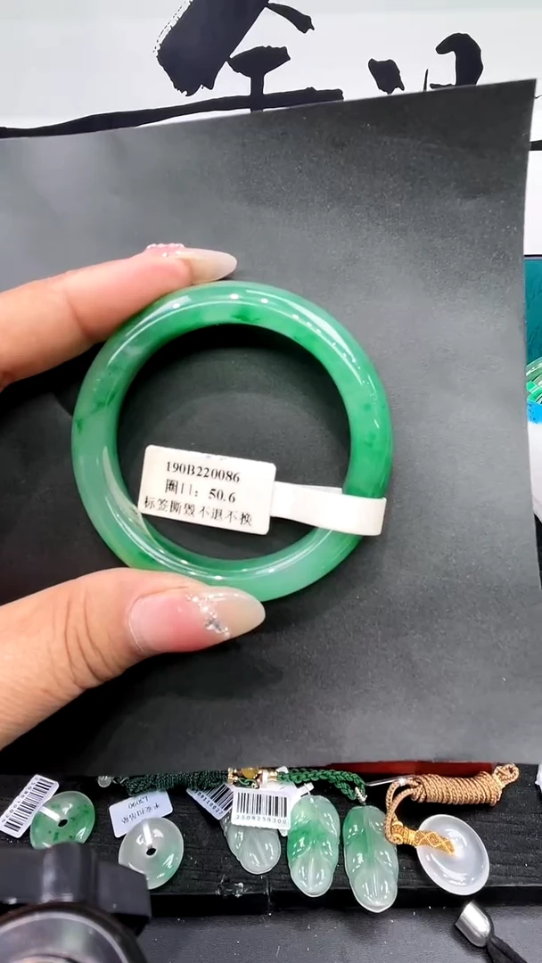 未镶嵌手镯石英质玉（非洲翠）爱****花手镯