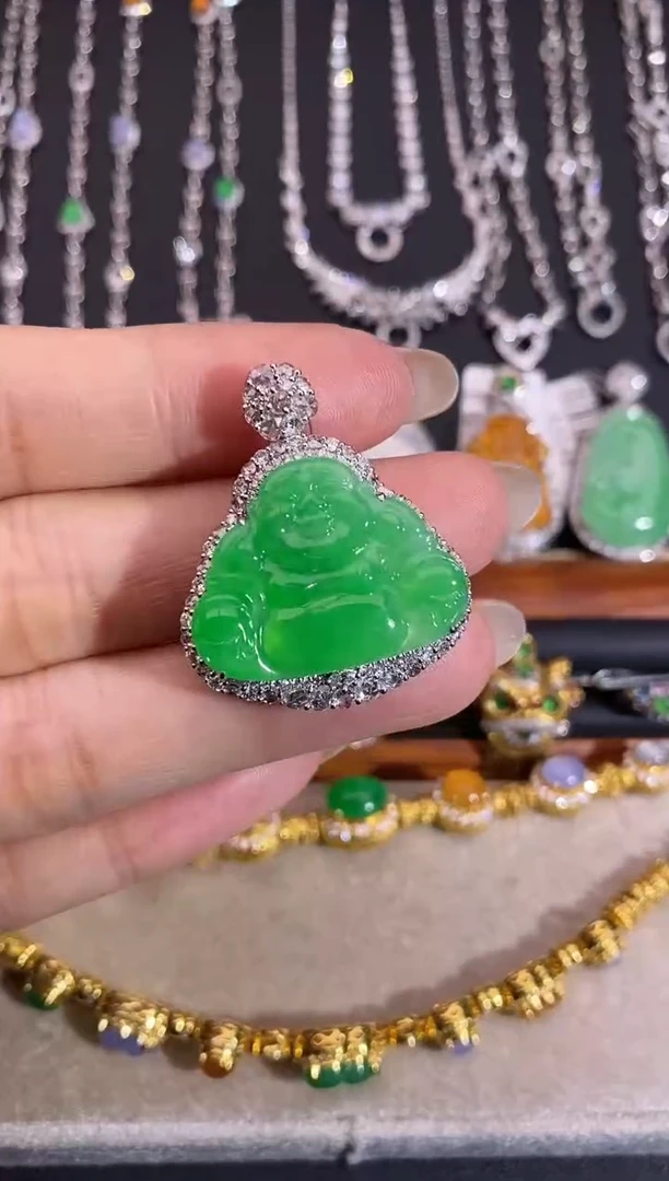 颈饰18K金镶嵌翡翠吊坠