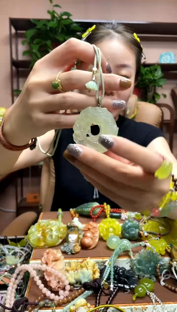 未镶嵌岫玉吊坠多样性发货发其中之一