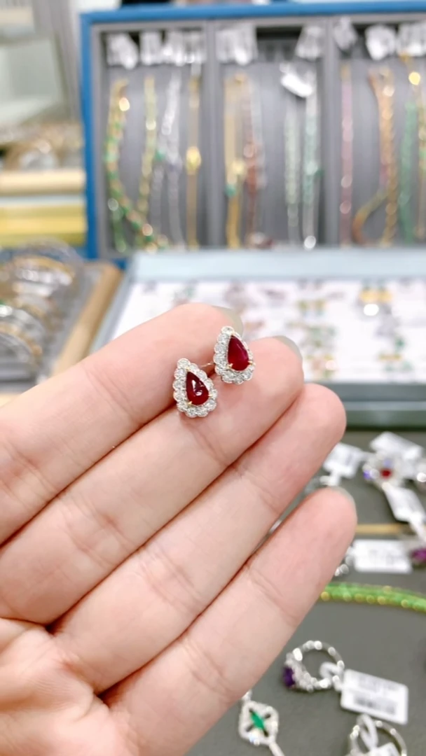 18K金镶嵌耳钉红宝石·