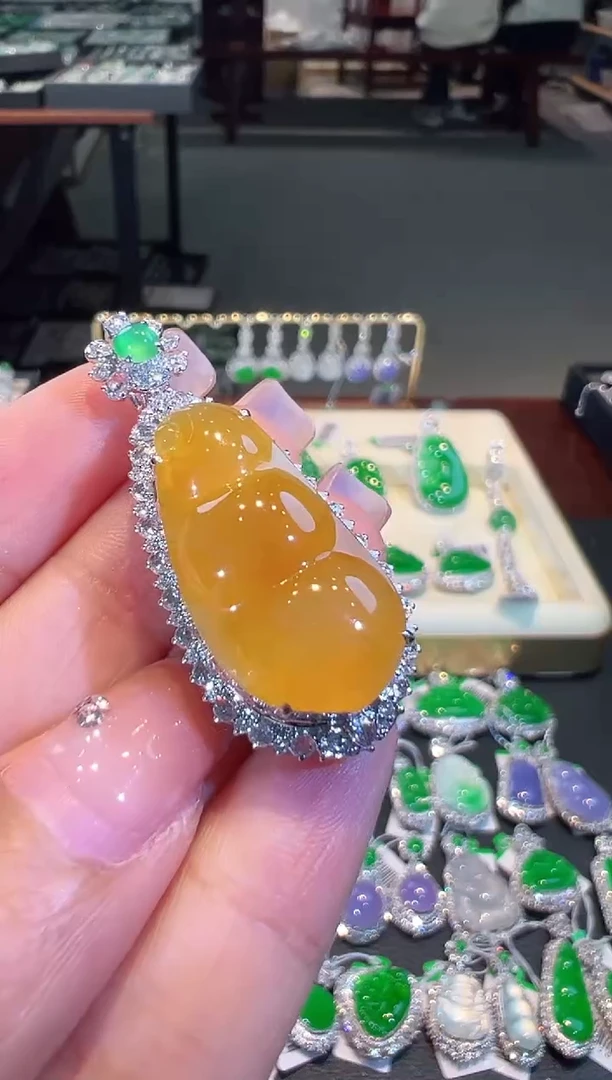 【闪购商品】翡翠吊坠(不含链)18K金镶嵌翡翠