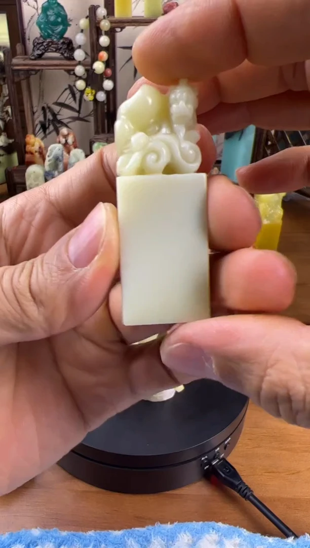 青田石猪油白螭虎章2.0*1.6*5.8