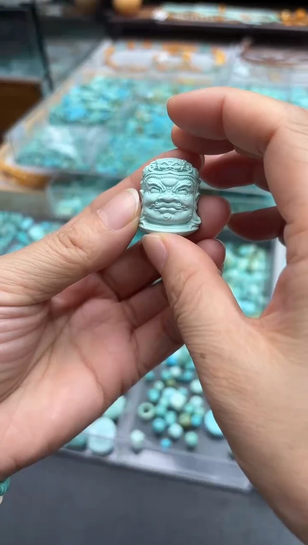 绿松石未镶嵌颈饰发一件雕刻 11.85g