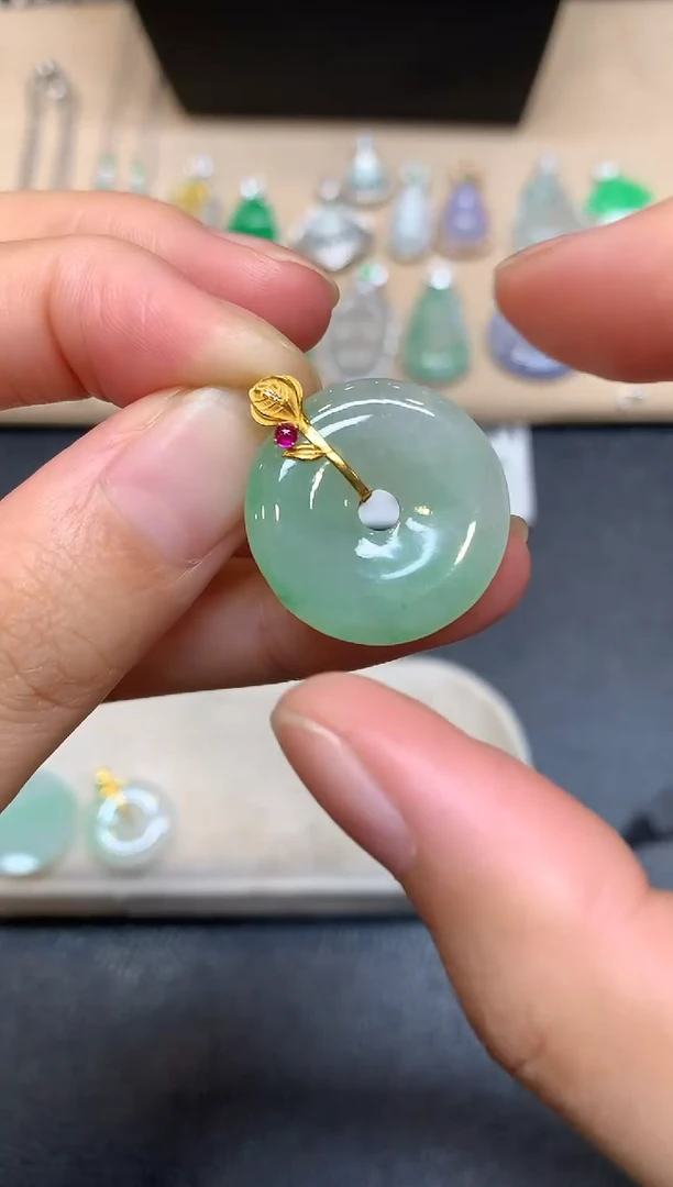 颈饰18K金镶嵌翡翠甜甜圈【无服务费