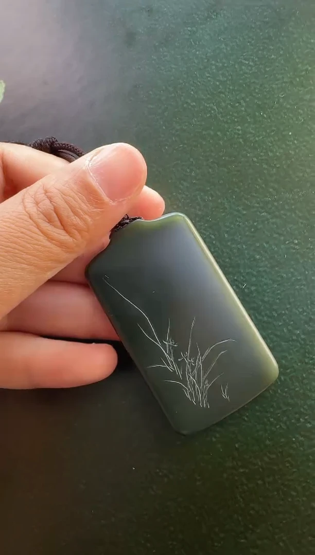 颈饰未镶嵌和田玉吊坠