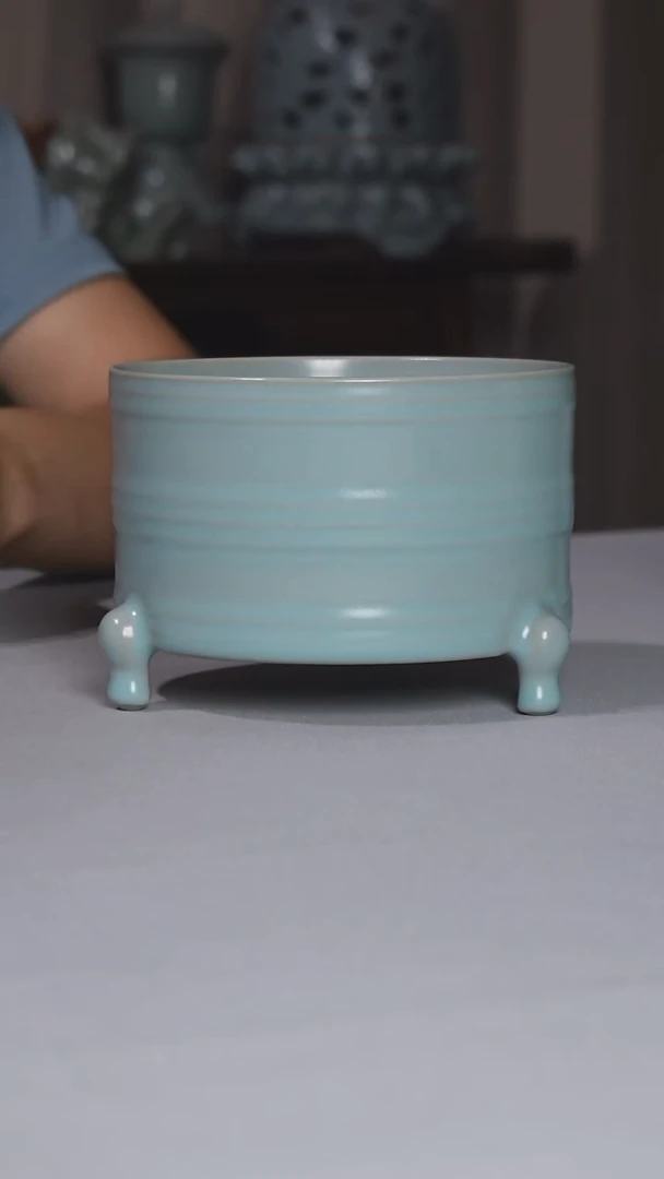 三足尊·············