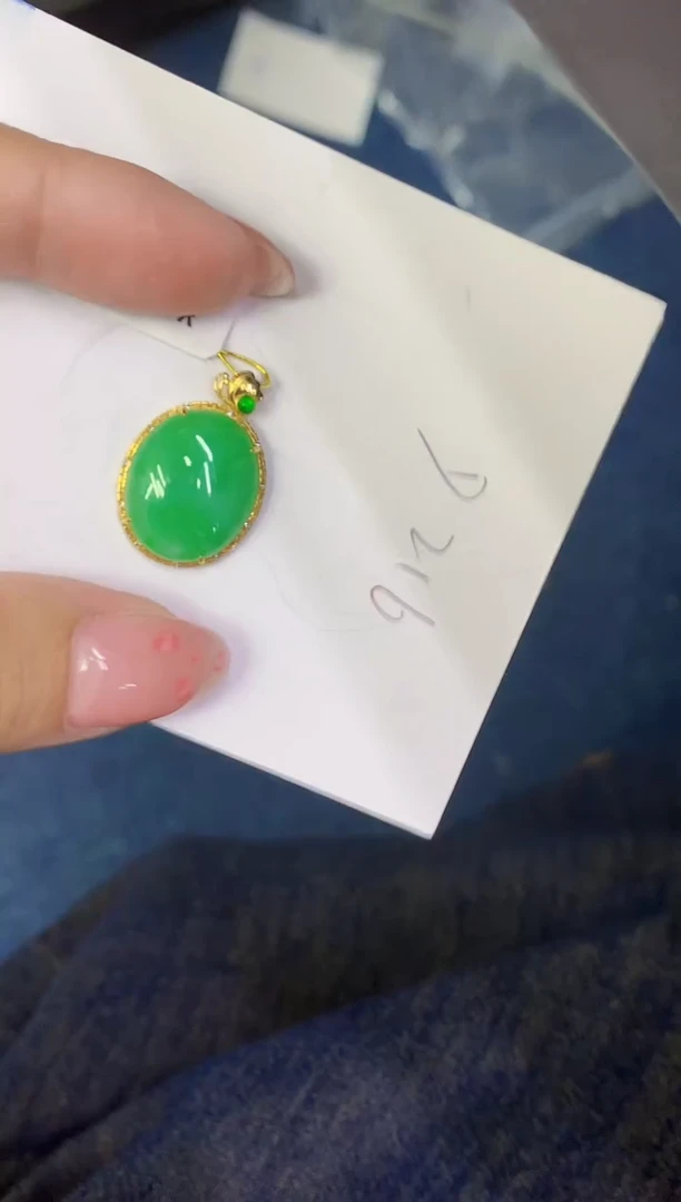 翡翠18K金镶嵌颈饰缅甸天然翡翠A货