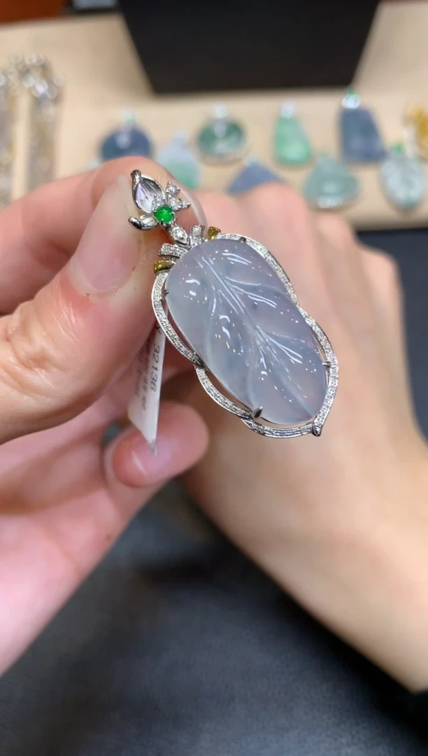 【闪购商品】翡翠颈饰18K金镶嵌叶子【无服务费】