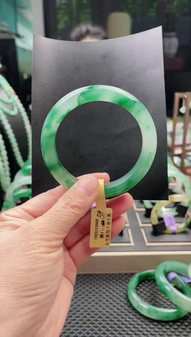 未镶嵌手镯石英质玉（非洲翠）手镯