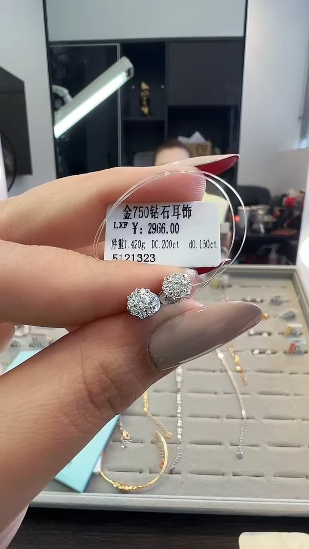 18K金镶嵌耳饰钻石天然真金真钻