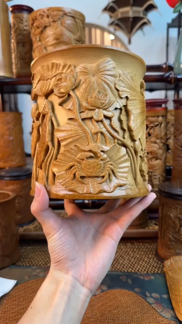 竹木雕款【荷蟹精雕大号笔筒】
