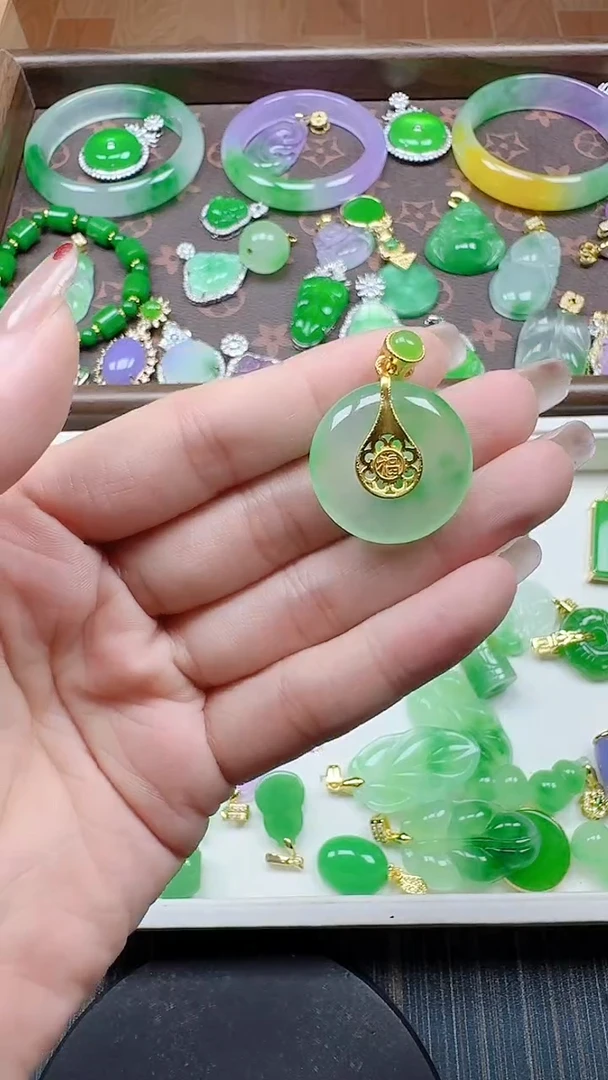 翡翠14K金镶嵌颈饰飘花平安扣