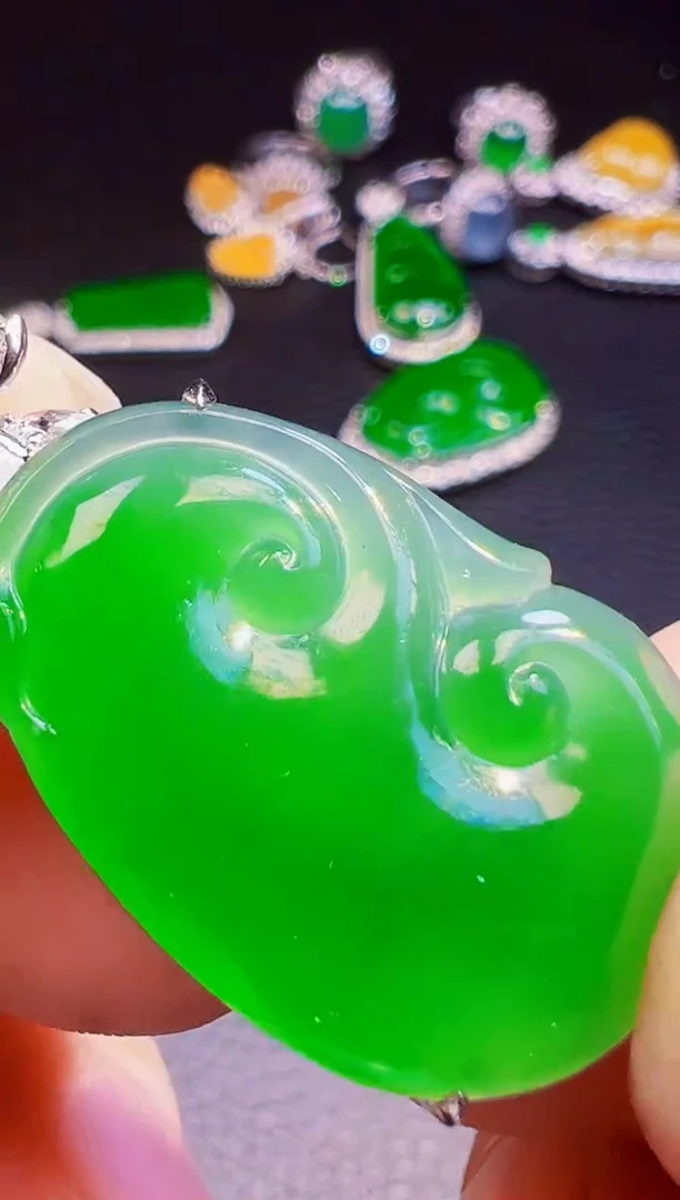 颈饰18K金镶嵌翡翠小**：翡翠