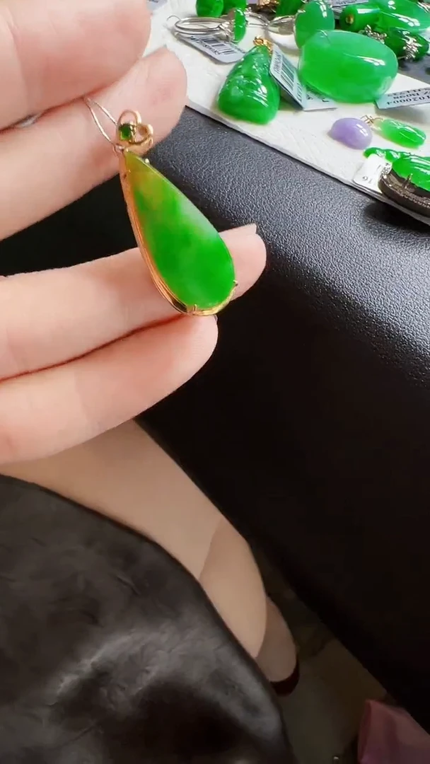 颈饰18K金镶嵌翡翠水滴