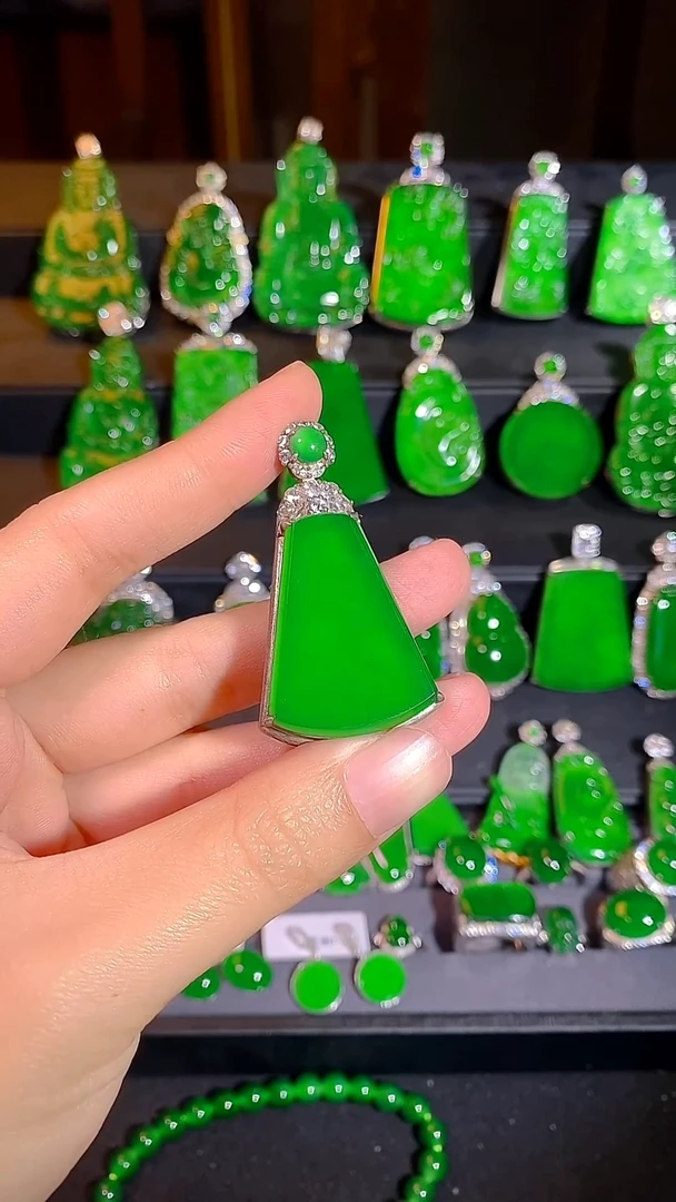 颈饰银S925镶嵌翡翠是