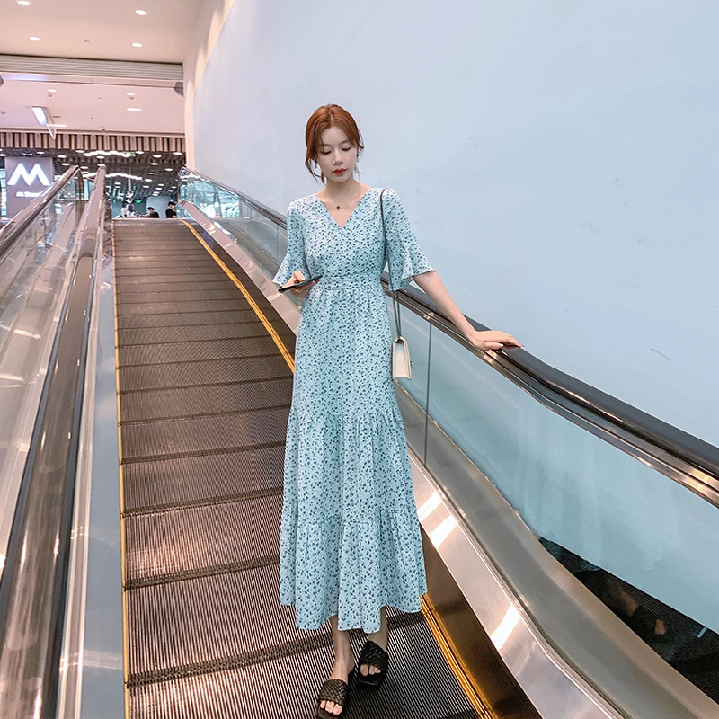 蓝色小清新碎花连衣裙女2025新款夏季v领气质显瘦过膝雪纺长裙