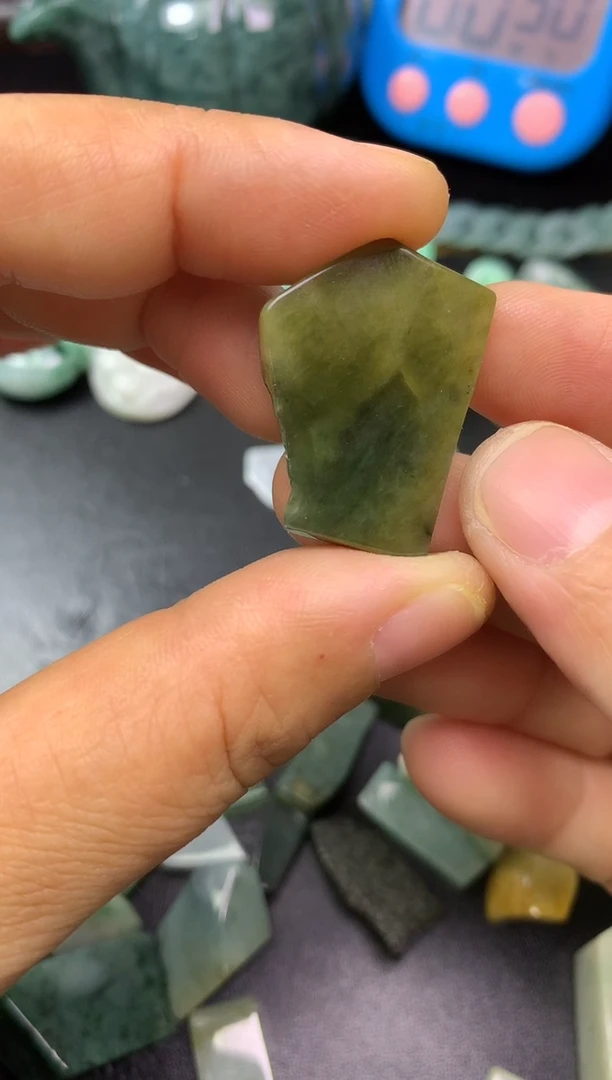 颈饰未镶嵌翡翠茶**人料子