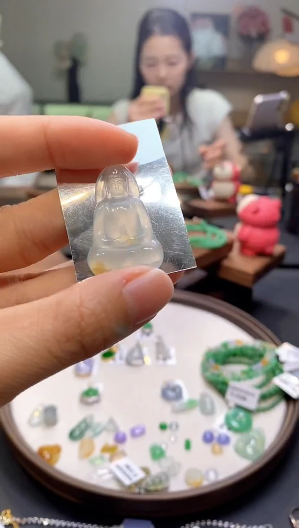 翡翠未镶嵌颈饰观音