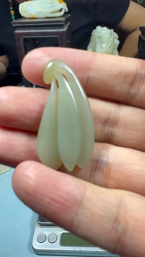 和田玉未镶嵌颈饰兰花佩