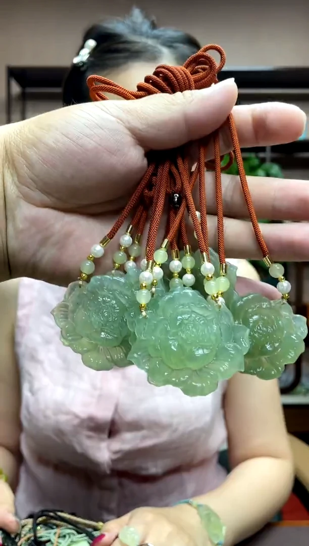 岫玉未镶嵌吊坠多样性发货发其中之一