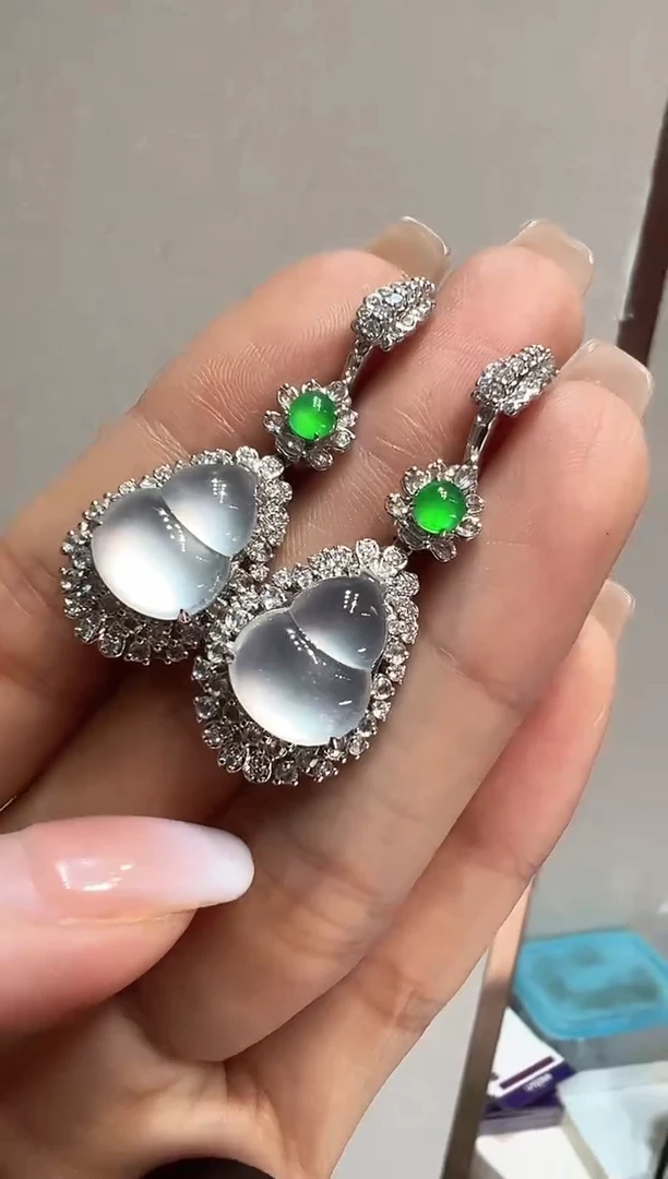 18K金镶嵌翡翠耳饰葫芦