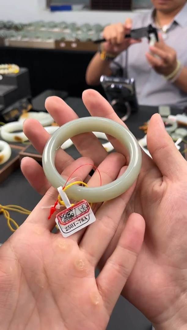 手串未镶嵌和田玉且末青白手镯卡58微色差