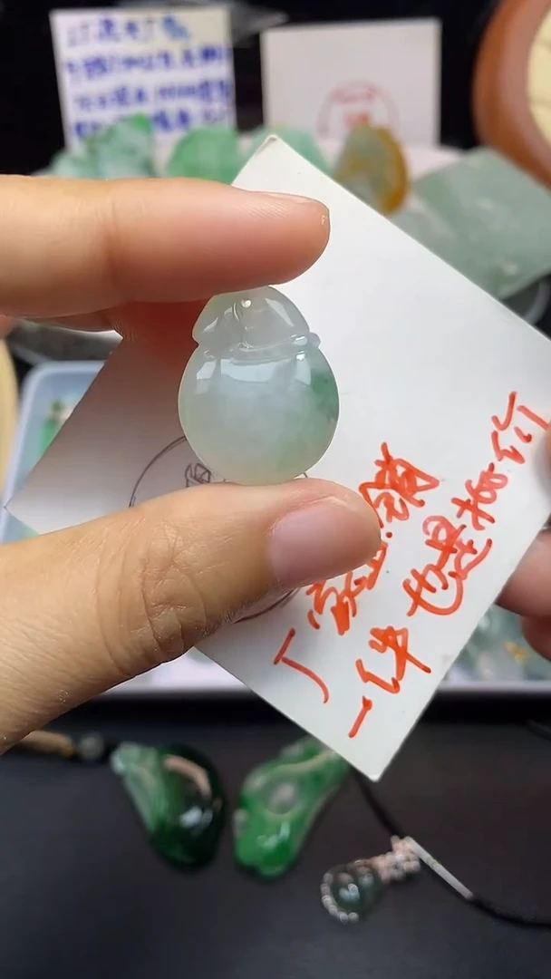 颈饰18K金镶嵌翡翠吊坠