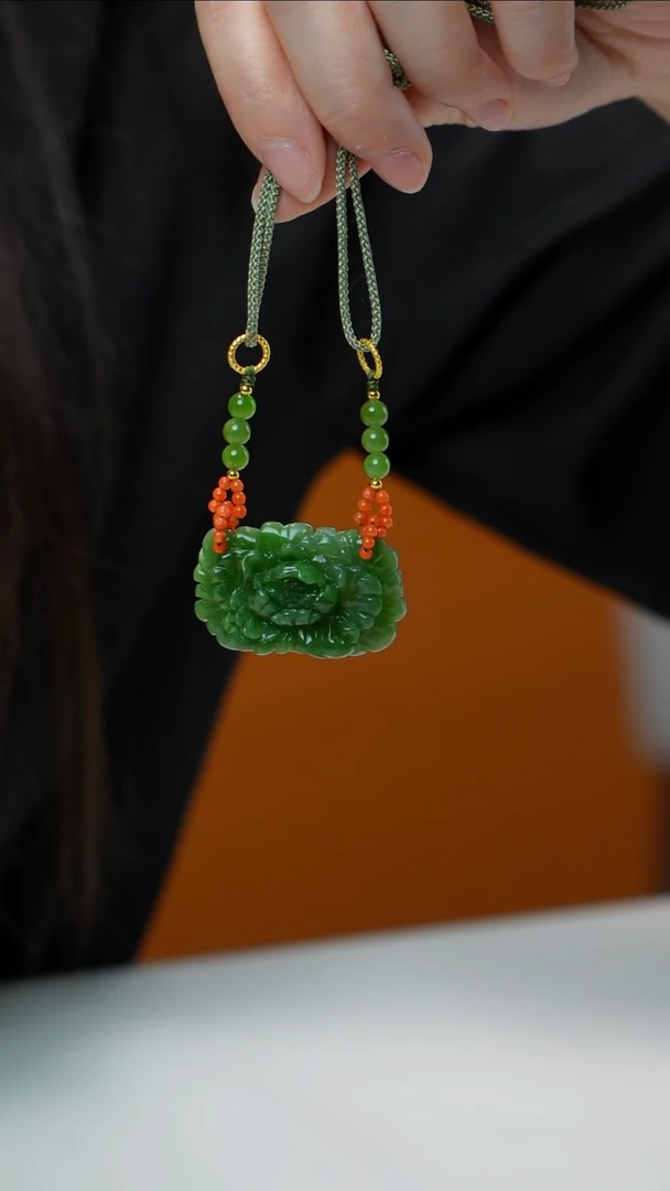 和田玉（碧玉）未镶嵌颈饰碧玉花牌 多样性发其一