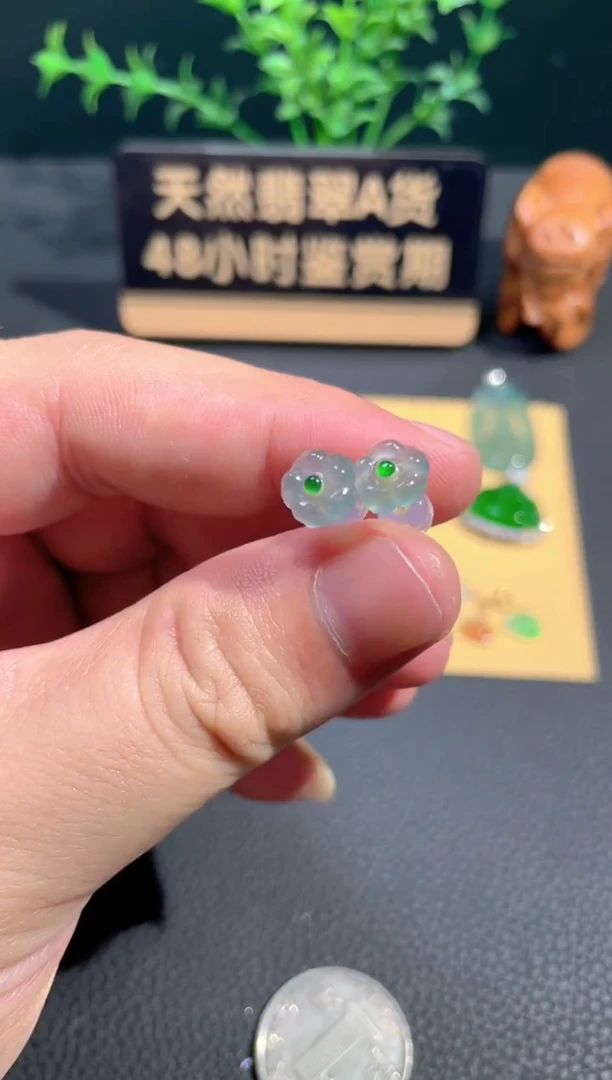 颈饰18K金镶嵌翡翠耳钉