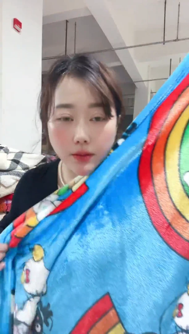 牛奶绒主播手上展示的产品
