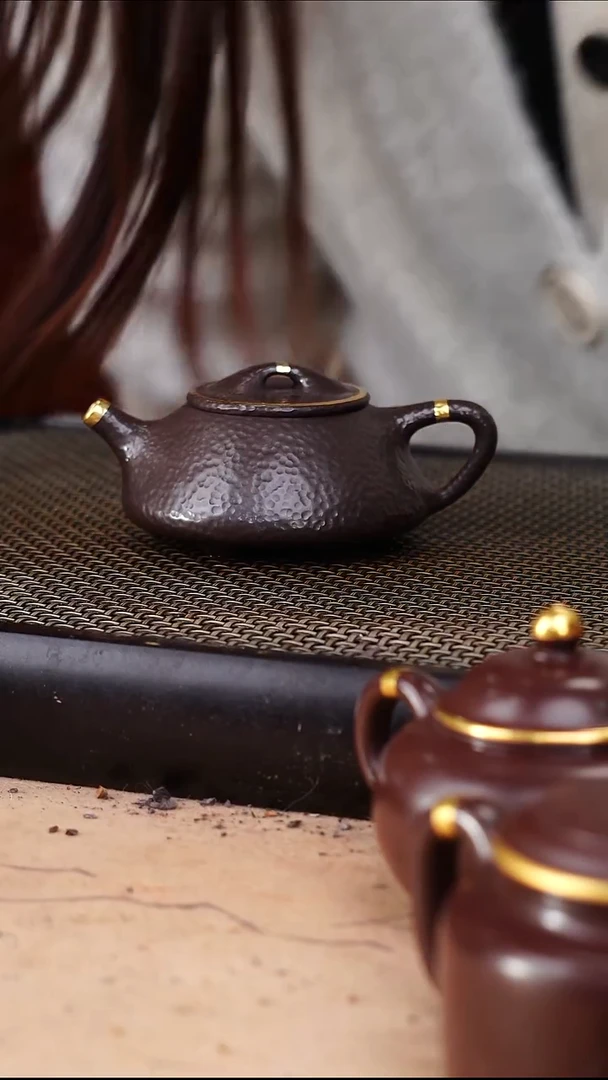 茶壶紫砂四号井茄皮紫泥描金锤纹石瓢140cc