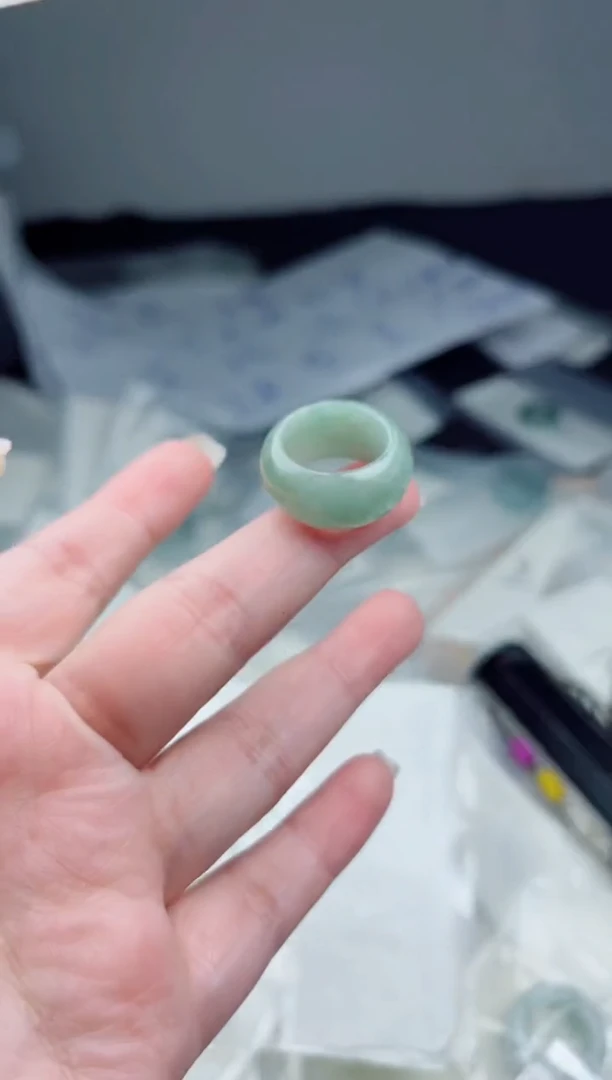 翡翠未镶嵌颈饰戒圈