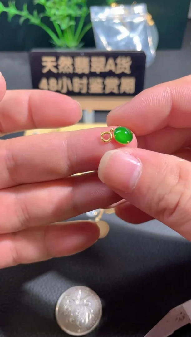 翡翠18K金镶嵌颈饰翡翠