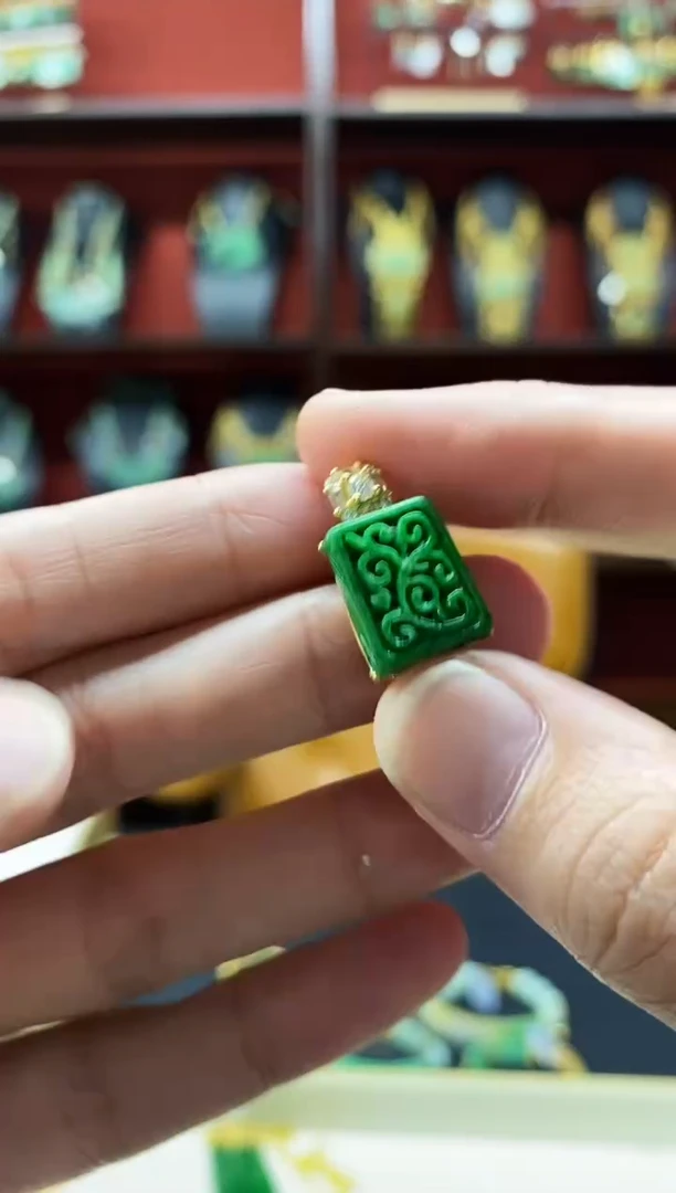 颈饰未镶嵌翡翠吊坠