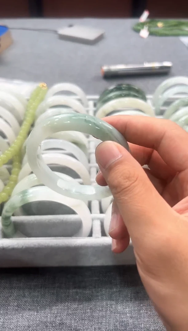 未镶嵌手镯翡翠手镯
