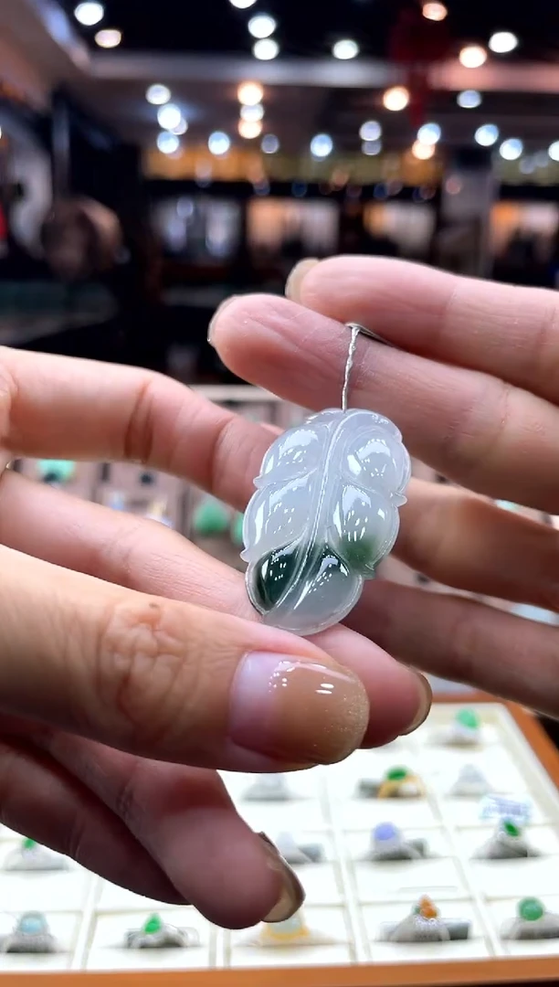 【闪购商品】翡翠颈饰未镶嵌树叶有小纹介意慎拍