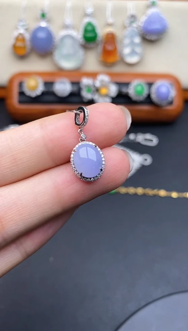 翡翠18K金镶嵌颈饰吊坠