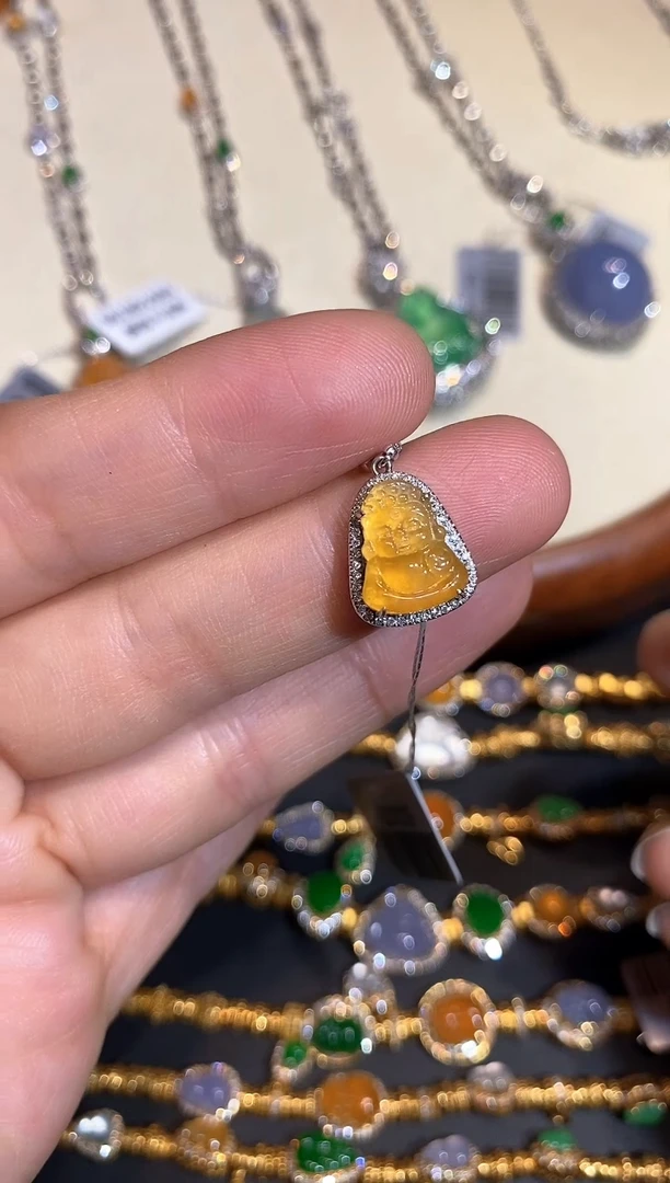 颈饰18K金镶嵌翡翠吊坠