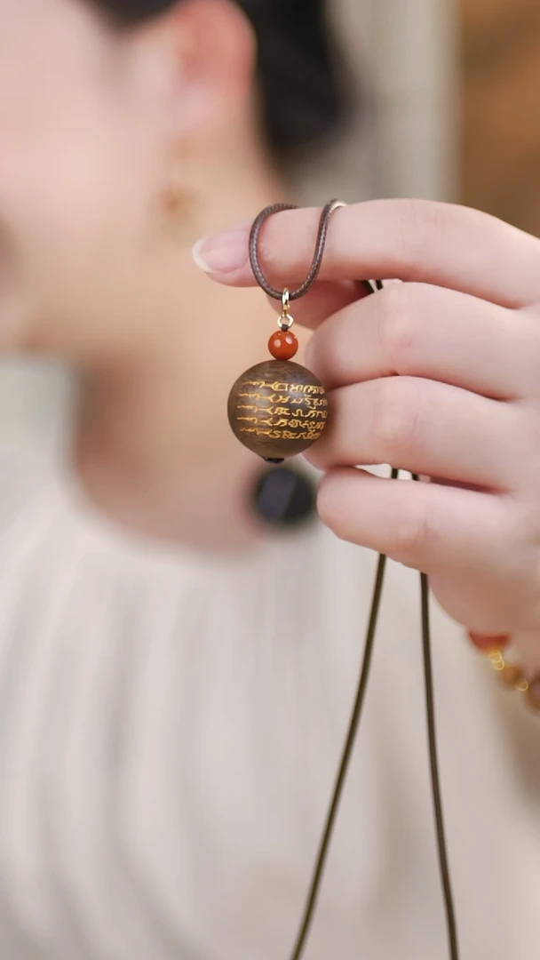 （白奇楠单株2.0吊坠）