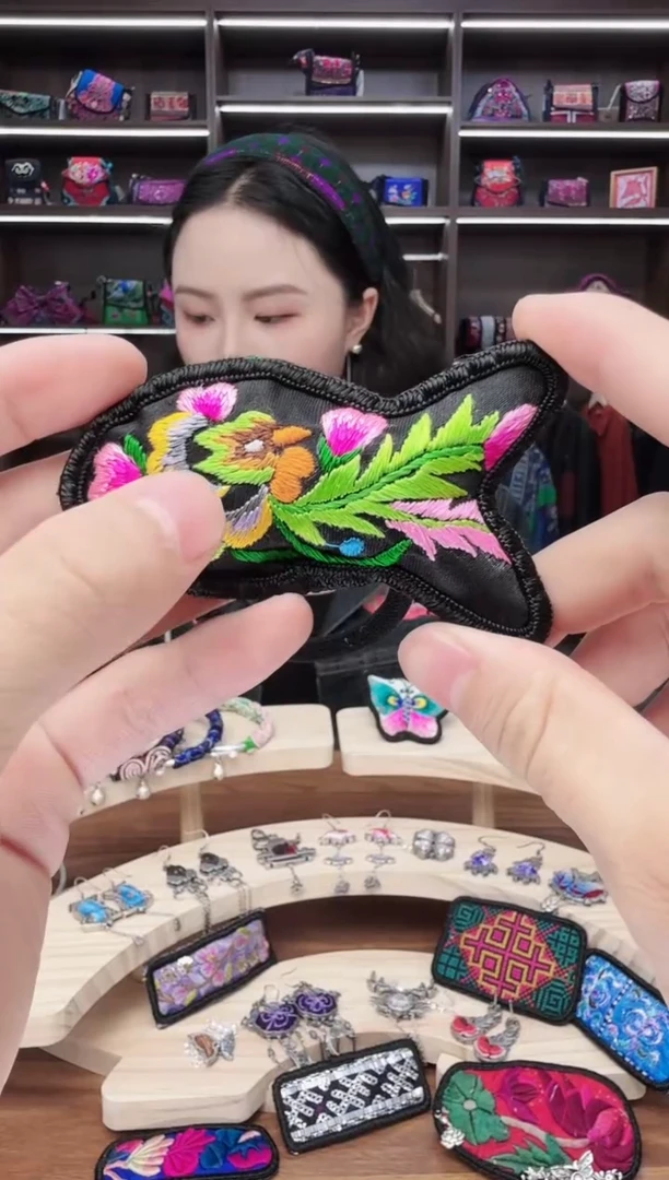 织绣9蒙阿苏苗绣传承店