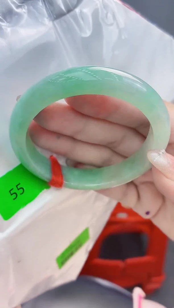 翡翠手镯未镶嵌翡翠手镯