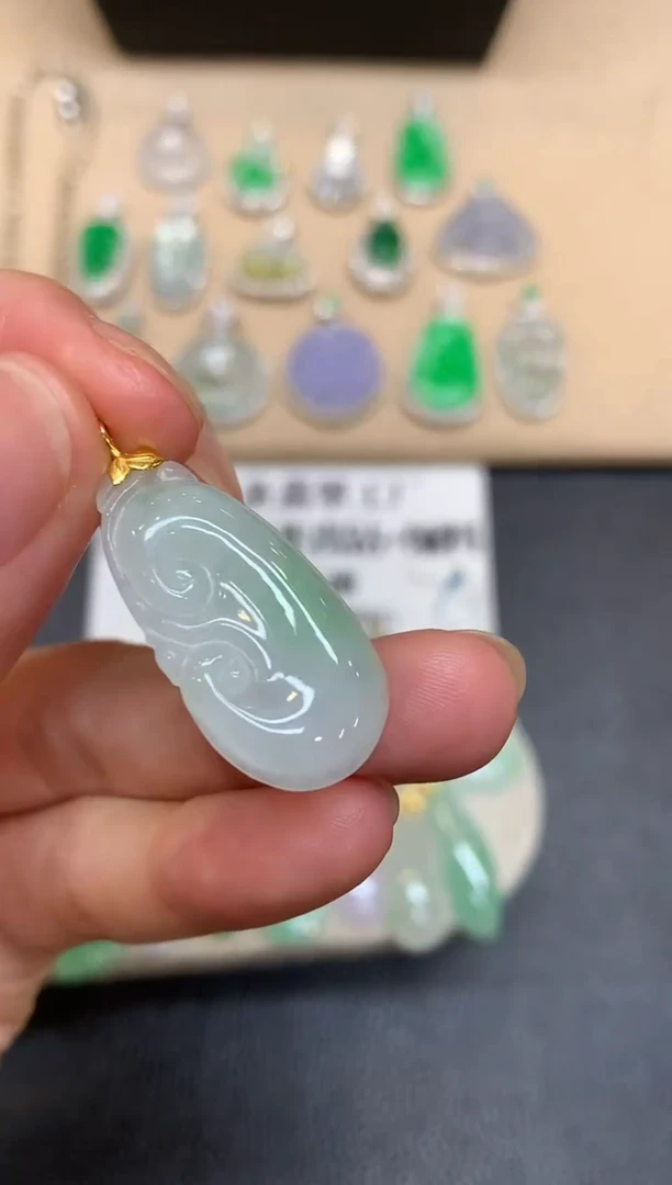 颈饰18K金镶嵌翡翠如意【无服务费