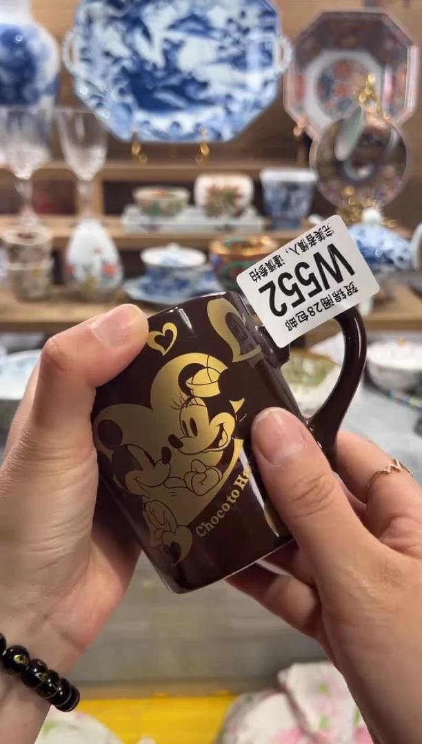 瓷片（****。      W552